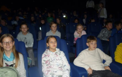 5. A a 5. B v planetáriu