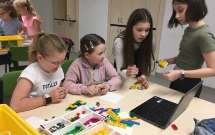 Třídy 2. A a 4. B na společné hodině informatiky