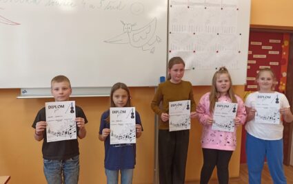 ČTVRŤÁCI A PÁŤÁCI SOUTĚŽILI VE ZPĚVU