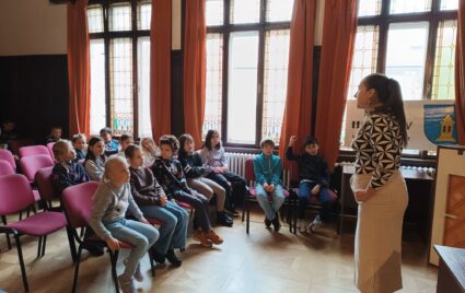 NÁVŠTĚVA ŽÁKŮ 4.A  A 4.C V MĚSTSKÉ KNIHOVNĚ V HOLEŠOVĚ